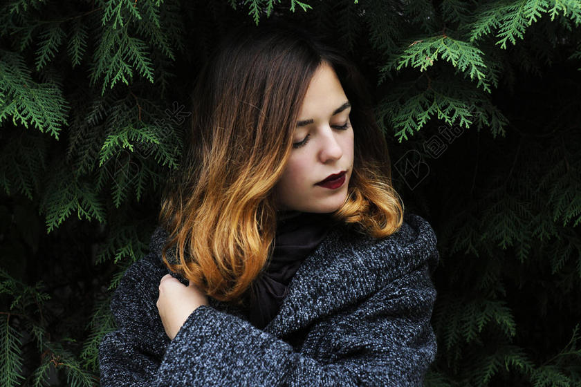 户外树下外套女沉思背景图片