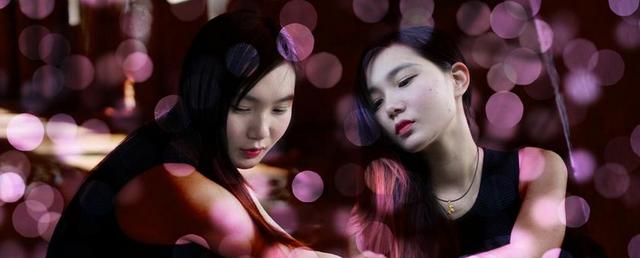 粉红人特写灯光下的侧脸黑发少女背景图片