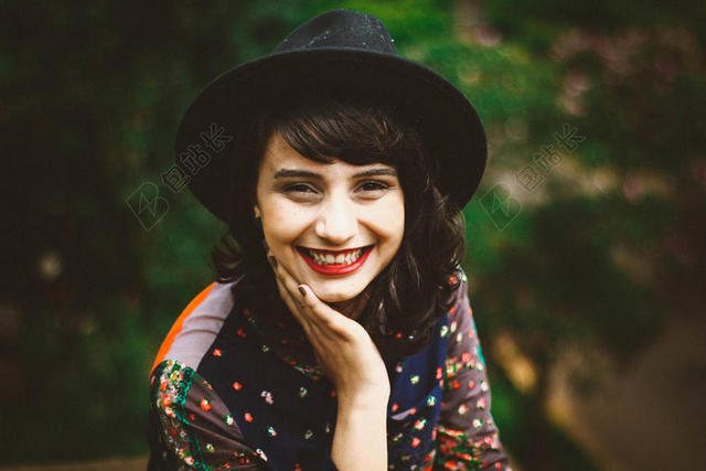 绿色人喜悦微笑的黑帽少女怦然心动图片