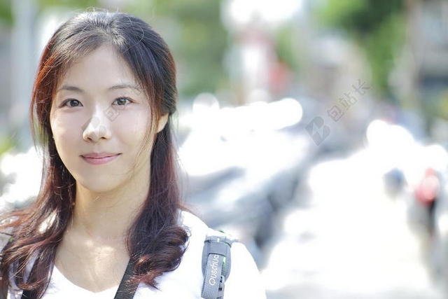 彩色人物亲和魅力长发披肩女孩的微笑照街拍摄影女孩背景图片