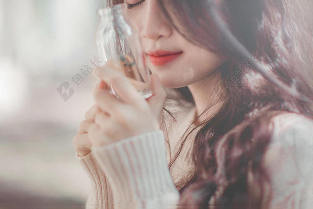广告时尚女子手拿瓶子美女背景图片