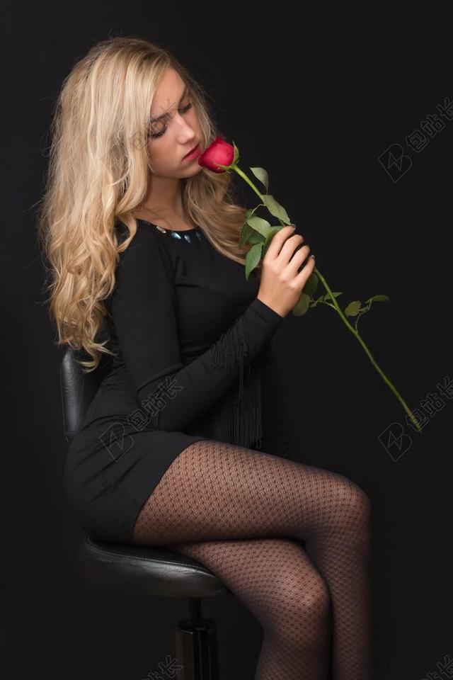 黑色闻鲜花静思金发女背景图片