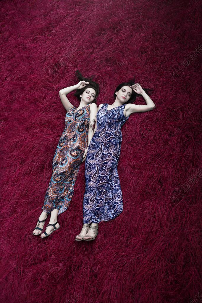 彩色人群创意正面躺着的两个女孩摄影创意写真女孩背景图片