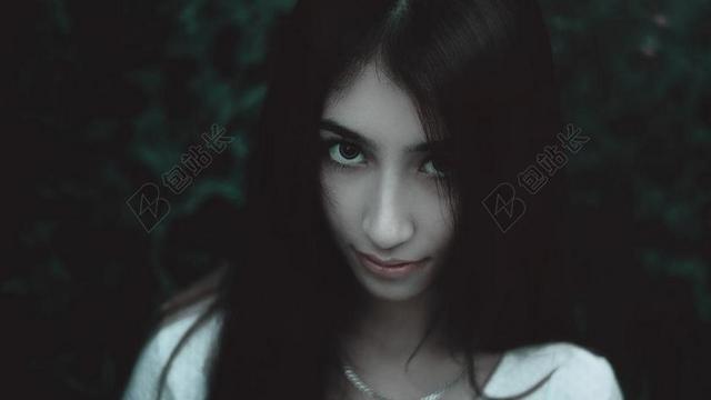 成人美女特写黑暗的时尚漂亮背景图片