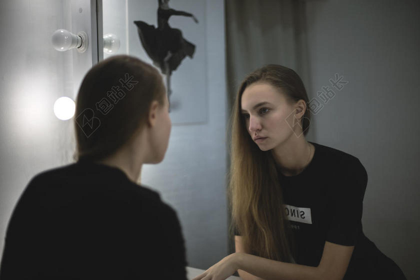 室内黑衣照镜思考长发女背景图片