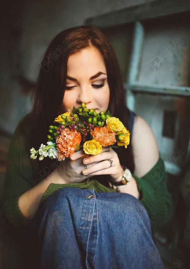 黄色人肖像手拿黄色花束的美女背景图片