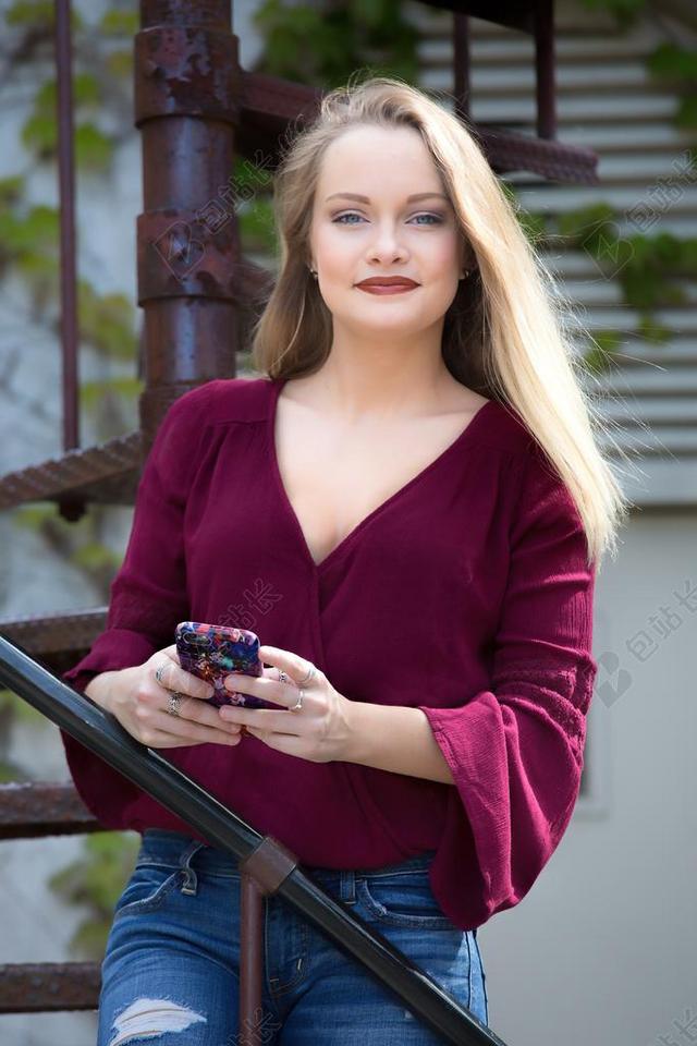 彩色人物性感欧美长发女孩的正面照女孩街拍时尚背景图片