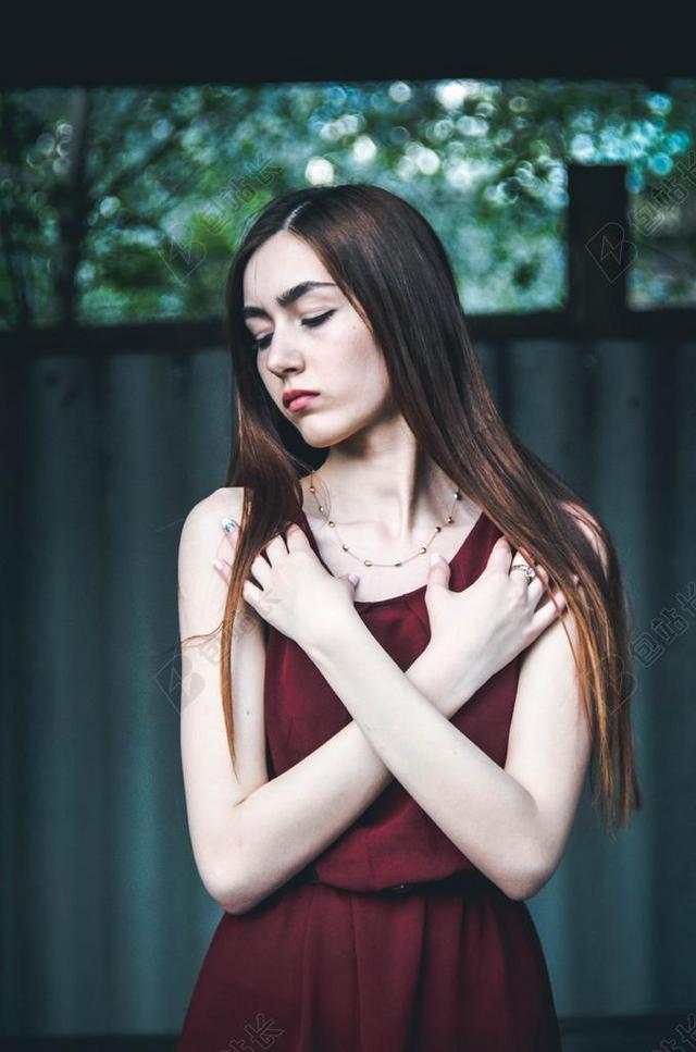 户外沉思双手交叉女背景图片
