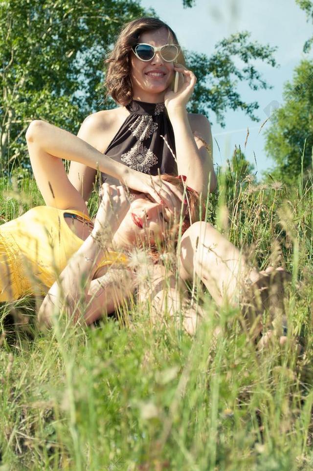 广告时尚森林里的女子模特背景图片