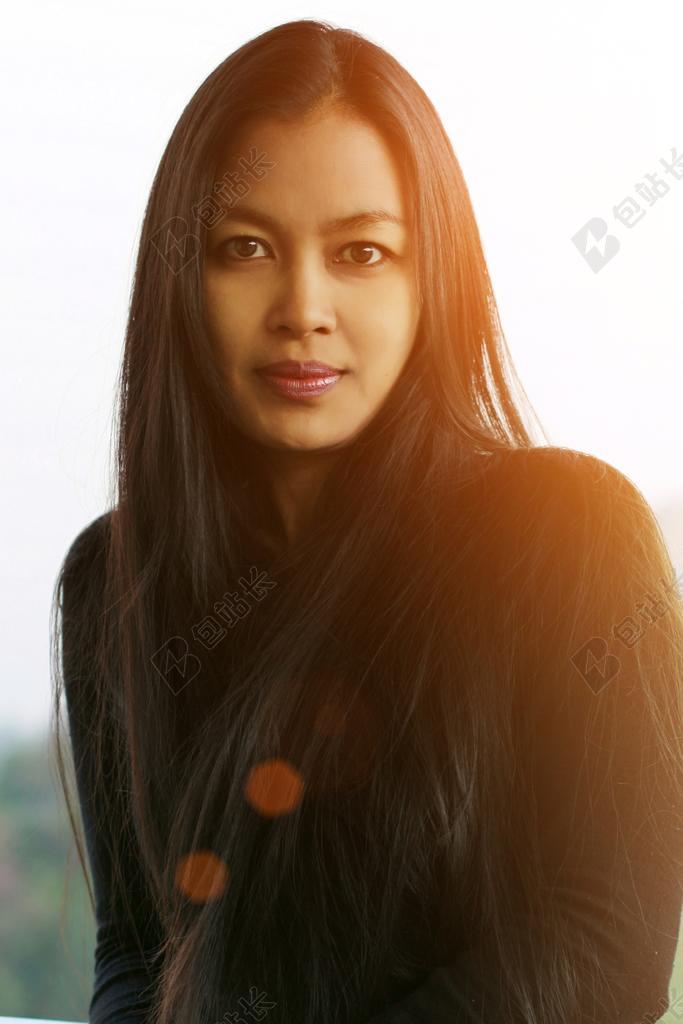 唯美日照下的美女背景图片