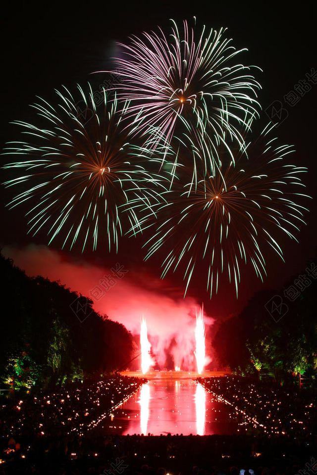 黑色夜晚烟花丰富多彩背景图片
