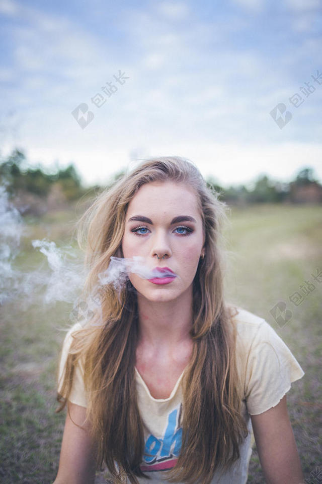 户外旅游抽烟女背景图片