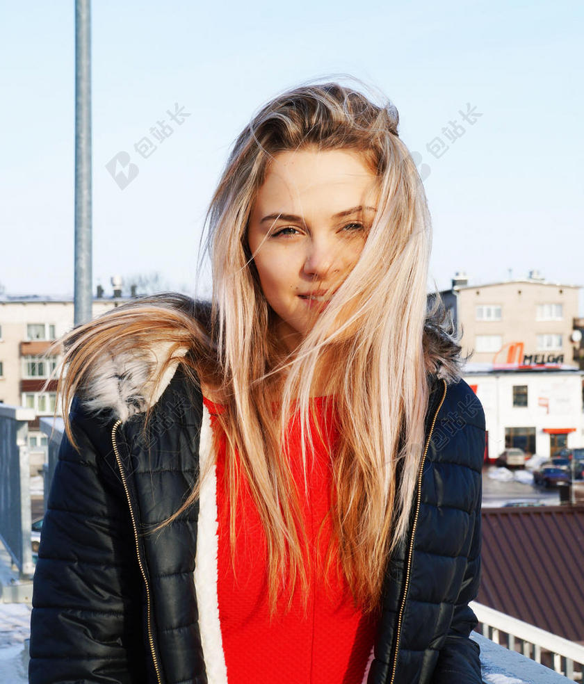 户外旅游摄影微笑金发女背景图片