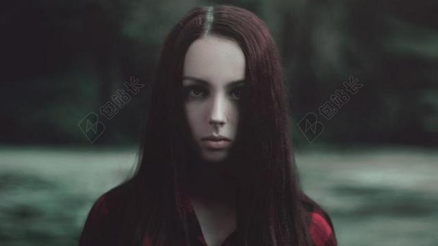 黑色人肖像黑色头发的冷酷少女背景图片