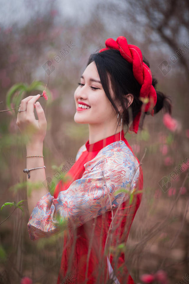 唯美花园里的女子模特