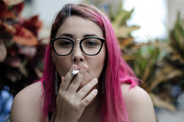 时尚吸烟的女子背景图片