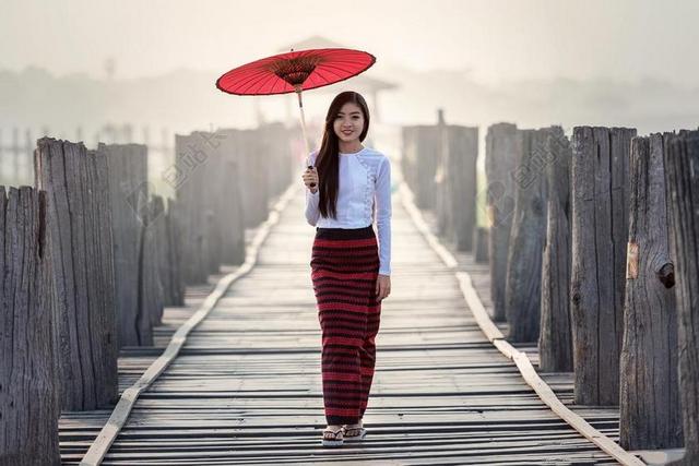 旅游清新户外码头撑伞的女子背景图片