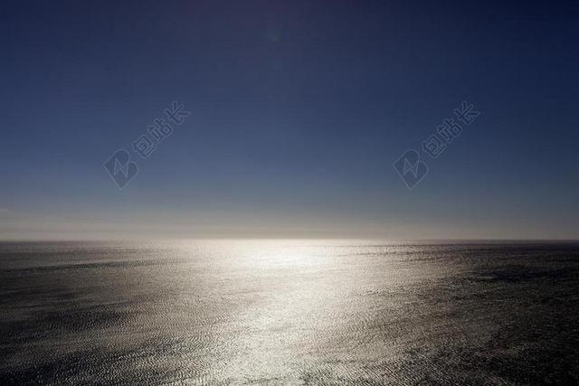 蓝绿自然开阔蓝天下的大海自然大海天空背景图片