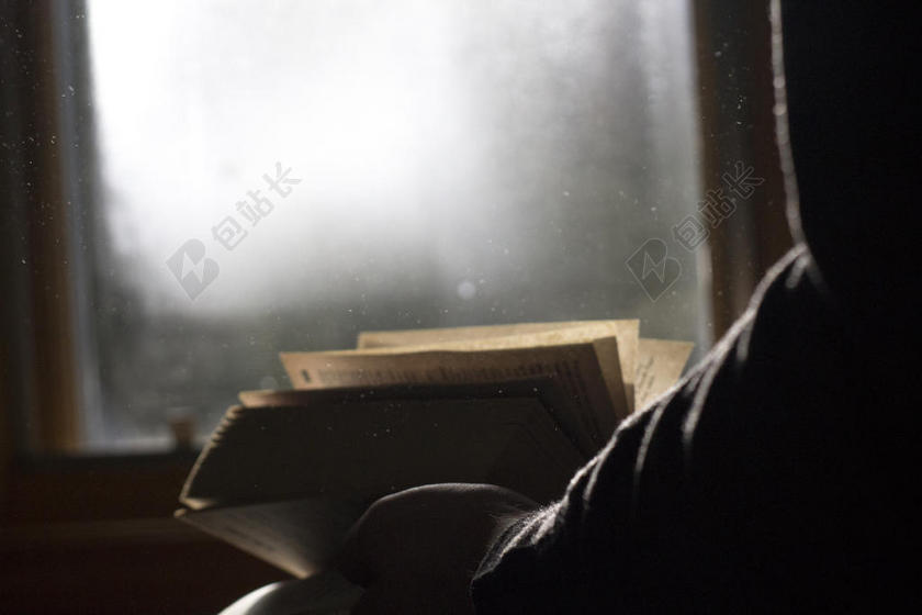 成人模糊书灰尘男人阅读室内背景图片