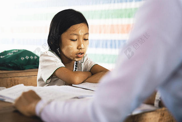 教育简约女孩读书学校背景图片