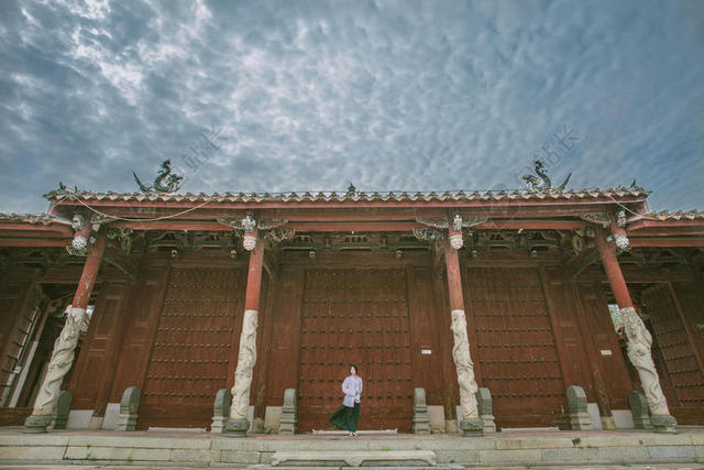 中国文化古老建筑龙柱旅游景观景点女背景图片