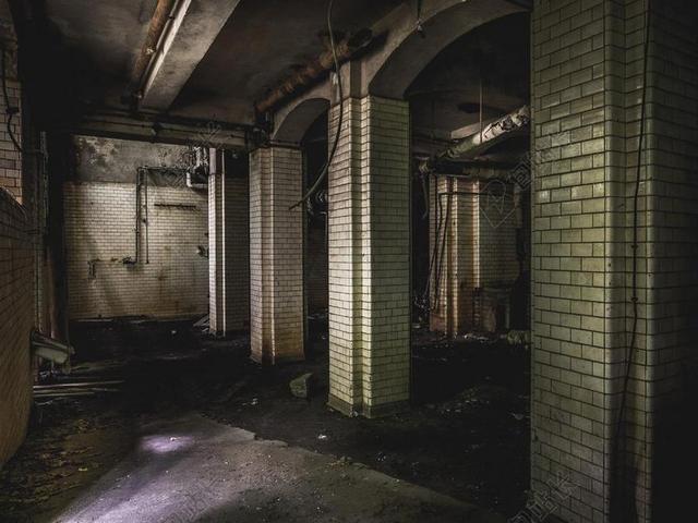 黑色古老破损陈旧室内建筑背景图片