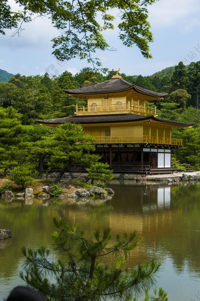 绿色旅游自然房屋小湖树林农村背景图片