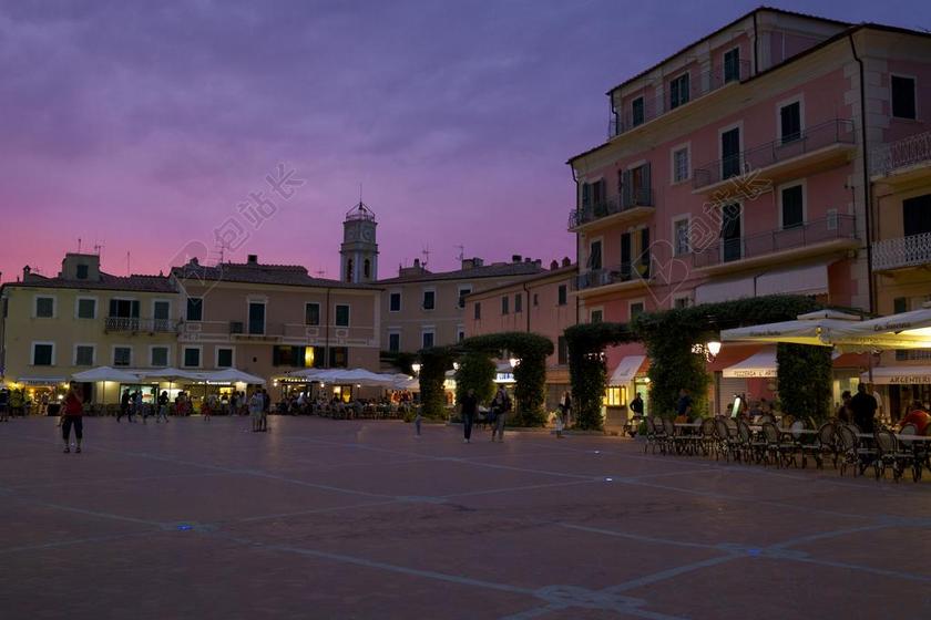 彩色街景热闹夜幕下的高楼和街道城市夜景背景图片