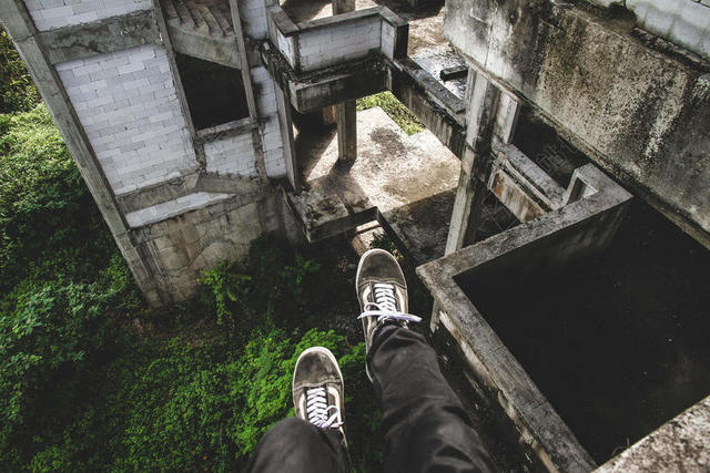 破旧陈旧古老废旧工厂建筑鞋背景图片