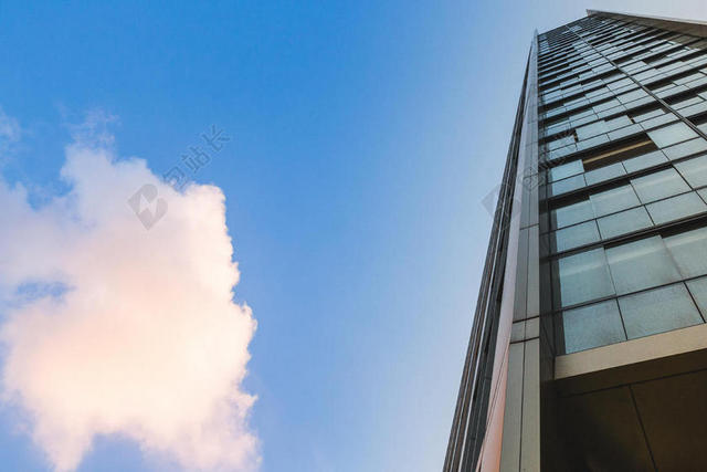 蓝白建筑高大蓝天下的高楼城市建筑设计景观背景图片