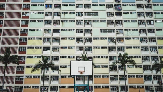 高层现代建筑居民楼城市建筑篮球场背景图片