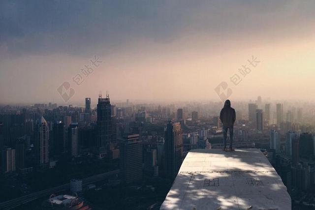 跑酷冒险人站在房顶宣传背景图片