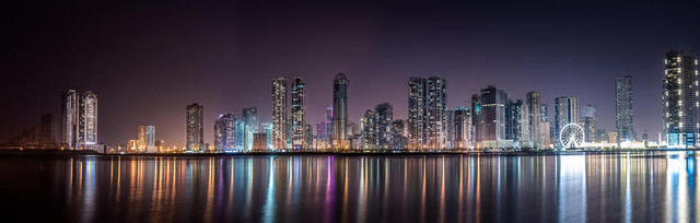 商业绚丽城市夜景高楼大厦夜晚灯光倒影到湖面上城市图片