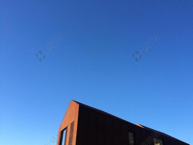 红蓝自然清新湛蓝天空下的屋顶一角自然天空建筑背景图片