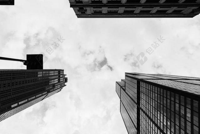 白色建筑特写高楼间的白色天空背景图片