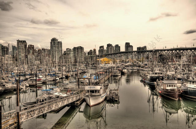 浅色现代城市建筑海景船舶背景图片