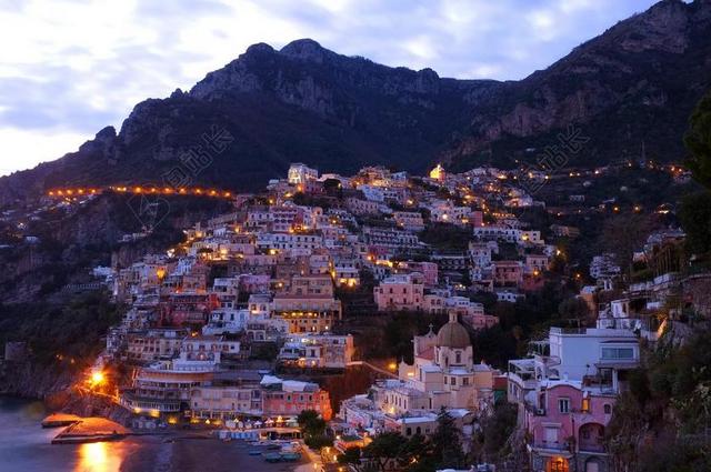 自然景观唯美大山下夜晚城市建筑灯火辉煌背景图片