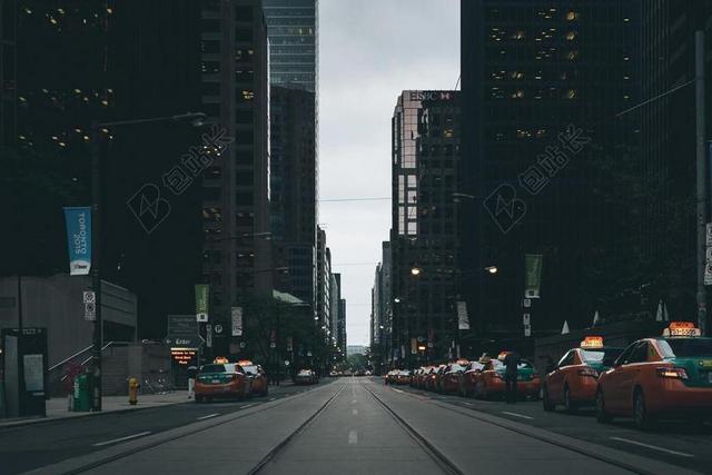 黑色夜晚街道出租车城市背景图片