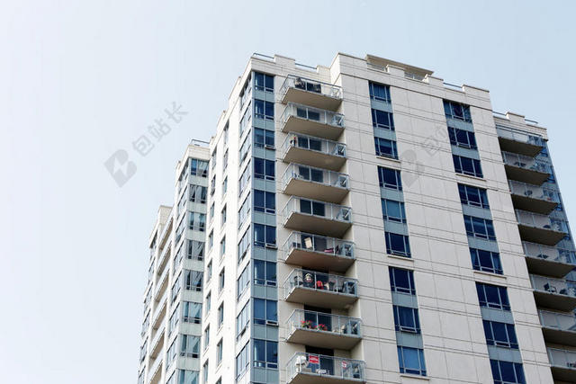 白色仰视城市建筑居民楼背景图片