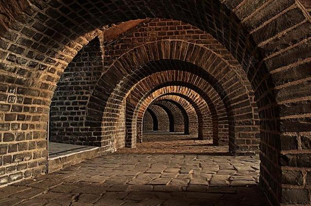 石头拱门建筑走廊背景图片