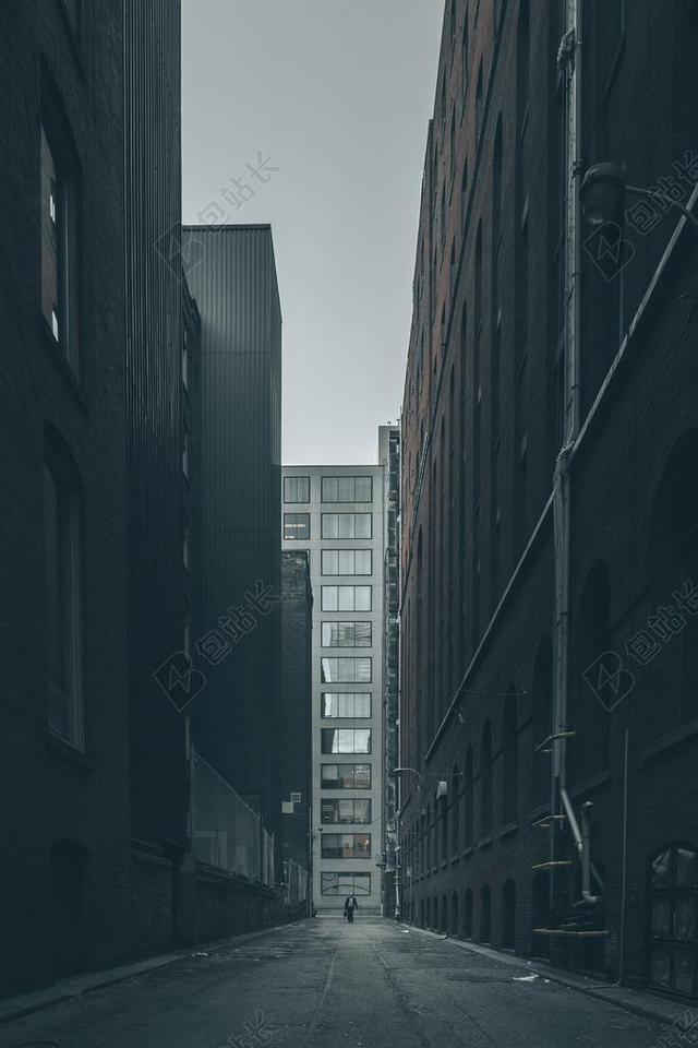 建筑胡同一个人孤独走路背景图片