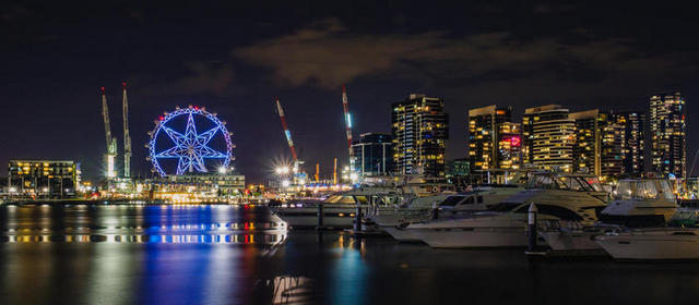 城市市中心夜晚建筑景观河水船灯光背景图片