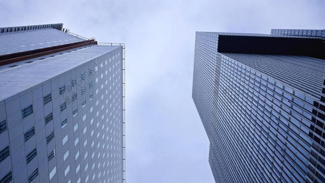 蓝色天空商务玻璃大楼现代城市景观背景图片