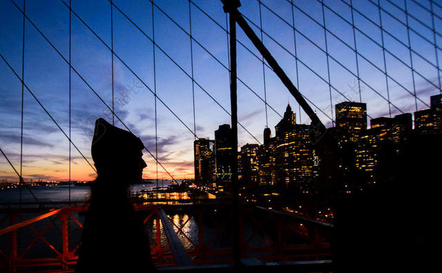 城市建筑夜晚灯光桥人物剪影景观背景图片