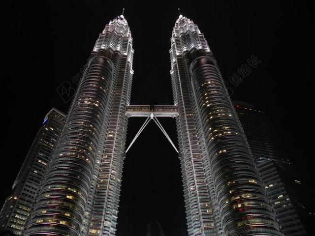 吉隆坡城市地标建筑双子星双塔楼夜晚背景图片