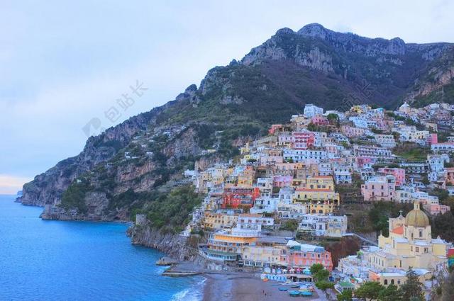 海洋海岸大山小镇楼房建筑背景图片