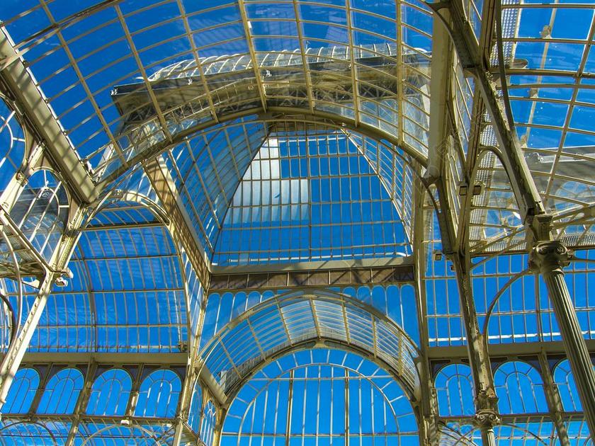 建筑钢结构天花板蓝色天空背景图片