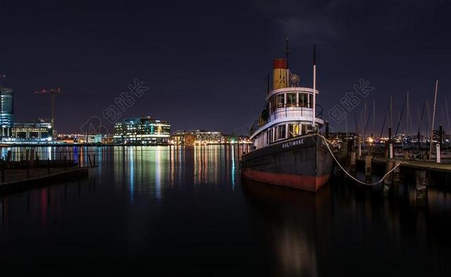 船建筑灯城市夜晚天空背景图片