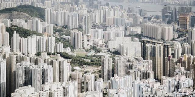 白色旅游唯美高楼大厦城市背景图片