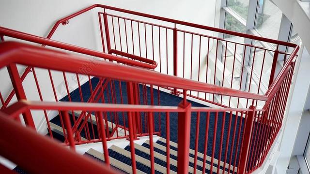 红黑建筑创意鲜明红色栏杆黑底的楼梯室内设计装潢背景图片